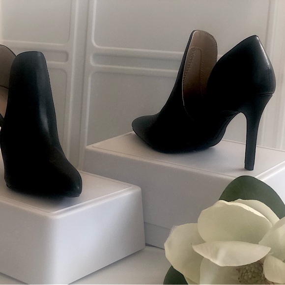 Brand New - Christian Siriano- Faux Leather Black High Heels Booties - Picture 2 of 4